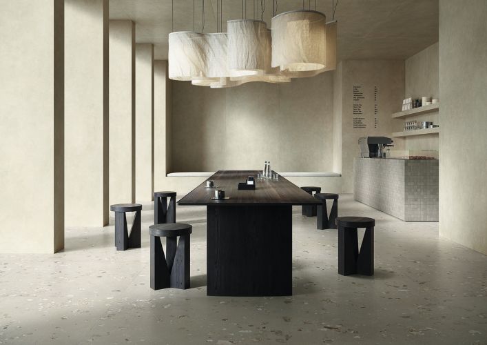 Click to enlarge image ITALGRANITI_Cementi 25_arc1_amb 4_Cementi Ivory 120x280_Ciottolo Ivory 120x120_Cementi Argil Mosaico T36 30x30_CAFFETTERIA _29_01_26.jpg