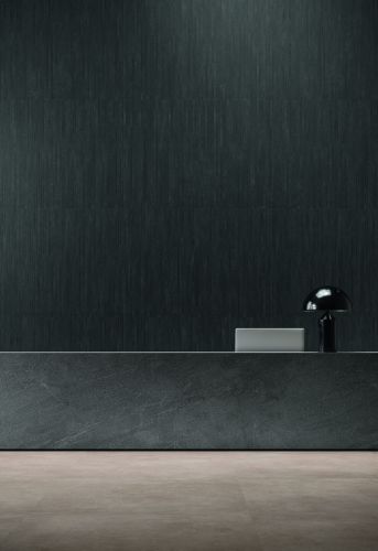 Click to enlarge image ITALGRANITI_Cementi 25_Cementi Argil 120x120 - Ivory 120x280 - Listello Tratto Black 20x120 - Natural Dark 120x280_ARCHIITETTURA 2_AMBIENTE 2_RECEPTION_Part_23_01_26.jpg