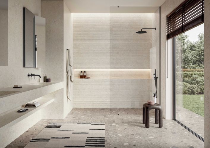 Click to enlarge image IMRPONTA_Jura_Taupe Ciottolo 120x120_Chalk 120x280_Chalk 60x120 Stripe_Bagno orizzontale_09_09_26.jpg